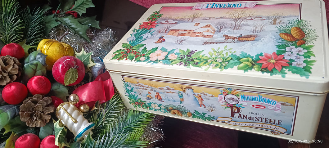 Scatola di latta tema natalizio anni ottanta Pan di Stelle del Mulino Bianco. Misure 10 x18 x28 cm. 300g.