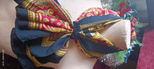 Carica l&#39;immagine nel visualizzatore di Gallery, Foulard in seta pura, anno settanta, fantasia in foto, con ferma foulard in paillettes. 150g.
