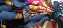 Carica l&#39;immagine nel visualizzatore di Gallery, Foulard in seta pura, anno settanta, fantasia in foto, con ferma foulard in paillettes. 150g.
