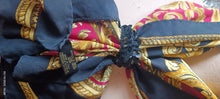 Carica l&#39;immagine nel visualizzatore di Gallery, Foulard in seta pura, anno settanta, fantasia in foto, con ferma foulard in paillettes. 150g.

