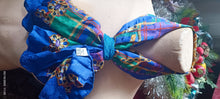 Carica l&#39;immagine nel visualizzatore di Gallery, Foulard in seta pura, anni settanta, con ferma foulard in perline. Fantasia in foto. 150g.
