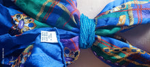 Carica l&#39;immagine nel visualizzatore di Gallery, Foulard in seta pura, anni settanta, con ferma foulard in perline. Fantasia in foto. 150g.
