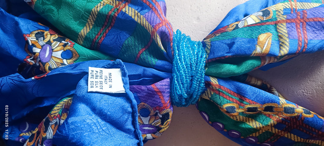 Foulard in seta pura, anni settanta, con ferma foulard in perline. Fantasia in foto. 150g.