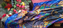 Carica l&#39;immagine nel visualizzatore di Gallery, Foulard in seta pura, anni settanta, con ferma foulard in perline. Fantasia in foto. 150g.
