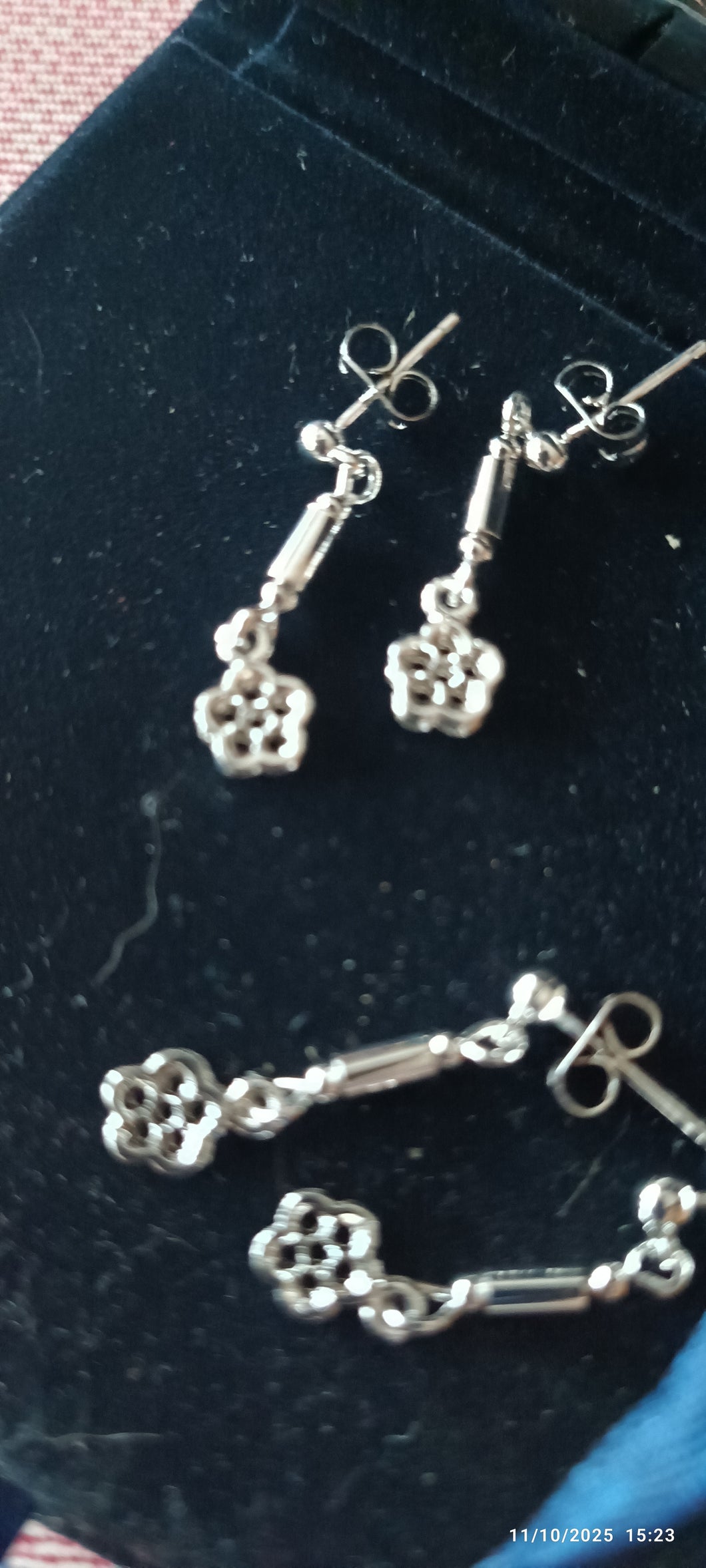 Idea regalo: tre paia di orecchini pendenti in rodio(anallergici). Piccoli, graziosi, unisex. 100g.