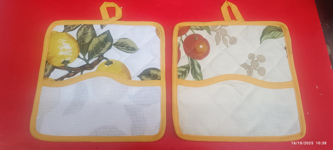 Due comode presine con tela aida da personalizzare. 100 g.