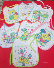 Carica l&#39;immagine nel visualizzatore di Gallery, Set di 7 bavaglini in puro cotone, 19 X20 cm.uno per ogni giorno della settimana. Prodotto italiano150 g.
