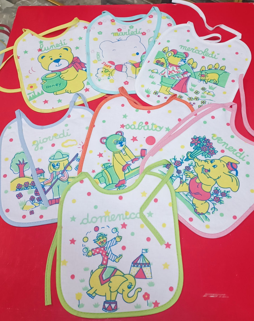 Set di 7 bavaglini in puro cotone, 19 X20 cm.uno per ogni giorno della settimana. Prodotto italiano150 g.