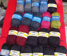 Carica l&#39;immagine nel visualizzatore di Gallery, Miscellanea di 21 gomitoli di misto lana(50%) Gatto Calicò, 113 m per 50 g. Ferri 4,5.colori in foto. 1,050kg.
