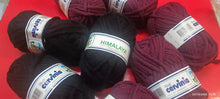 Carica l&#39;immagine nel visualizzatore di Gallery, Mix di due colori di misto lana(65%) Himalaya Cervinia, ferri7/8 , 40 m., colori nero e vinaccia. 450g.
