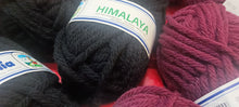 Carica l&#39;immagine nel visualizzatore di Gallery, Mix di due colori di misto lana(65%) Himalaya Cervinia, ferri7/8 , 40 m., colori nero e vinaccia. 450g.
