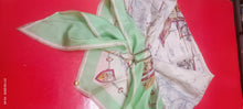 Carica l'immagine nel visualizzatore di Gallery, Originale foulard vintage di seta pura. Forma e fantasia particolari. È abbinato un ferma foulard vintage. 100g.

