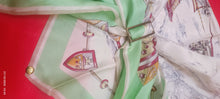 Carica l'immagine nel visualizzatore di Gallery, Originale foulard vintage di seta pura. Forma e fantasia particolari. È abbinato un ferma foulard vintage. 100g.
