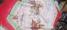 Carica l'immagine nel visualizzatore di Gallery, Originale foulard vintage di seta pura. Forma e fantasia particolari. È abbinato un ferma foulard vintage. 100g.
