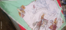 Carica l'immagine nel visualizzatore di Gallery, Originale foulard vintage di seta pura. Forma e fantasia particolari. È abbinato un ferma foulard vintage. 100g.

