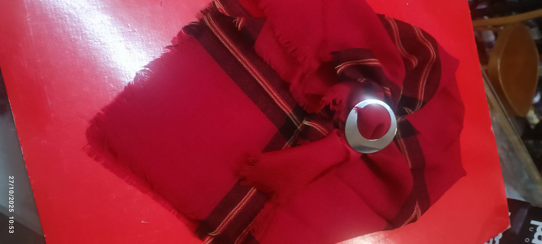 Foulard di lana a trama leggera ma calda, fantasia scozzese con elegante ferma foulard vintage in metallo . 200g.