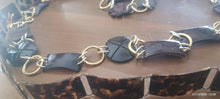 Carica l'immagine nel visualizzatore di Gallery, Accessori vintage: due cinture e un bracciale. 300 g.
