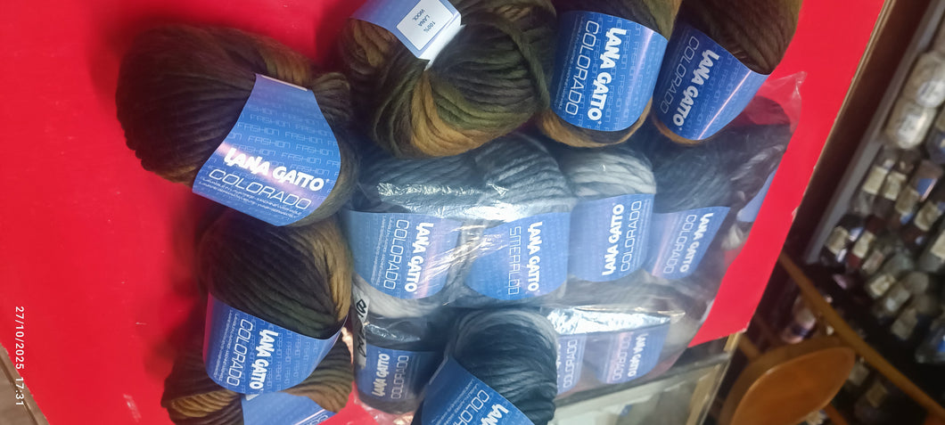 Lana Gatto Colorado,un mix di fantasia di grigi(10 gomitoli) e fantasia autunno(6 gomitoli). Ferri 6/7. 800g.
