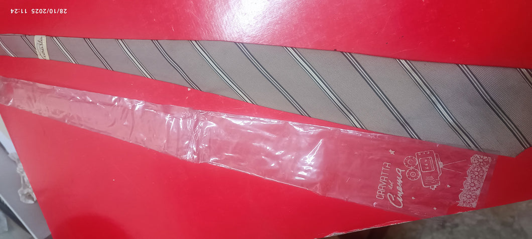 Per chi ama il Vintage Cravatta del Cinema. Cravatta in seta naturale, interno lana della Ditta Canasta.Pezzo unico. 100g. €17,90.