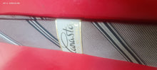 Carica l&#39;immagine nel visualizzatore di Gallery, Per chi ama il Vintage Cravatta del Cinema. Cravatta in seta naturale, interno lana della Ditta Canasta.Pezzo unico. 100g. €17,90.
