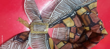Carica l'immagine nel visualizzatore di Gallery, Vintage originale. Foulard con fermaglio. Ideale per un gradito regalo. 100 g.
