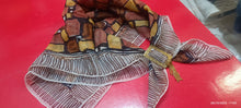 Carica l'immagine nel visualizzatore di Gallery, Vintage originale. Foulard con fermaglio. Ideale per un gradito regalo. 100 g.
