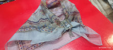 Carica l'immagine nel visualizzatore di Gallery, Vintage originale. Foulard con fermaglio. Ideale per un gradito regalo. 100 g.
