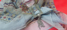 Carica l'immagine nel visualizzatore di Gallery, Vintage originale. Foulard con fermaglio. Ideale per un gradito regalo. 100 g.
