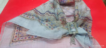 Carica l'immagine nel visualizzatore di Gallery, Vintage originale. Foulard con fermaglio. Ideale per un gradito regalo. 100 g.
