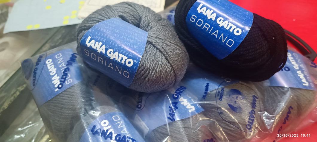 Misto lana(70%) Lana Gatto Soriano in mix di grigio(9 gomitoli) e nero(1 gomitolo). 500g.