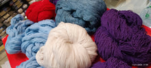 Carica l&#39;immagine nel visualizzatore di Gallery, Offerta di un lotto di matasse con qualche filo spezzato da dipanare con pazienza. Puro cotone grigio, pura lana, nodino viola, utilizzabile per tanti lavoretti. 1,8 kg.
