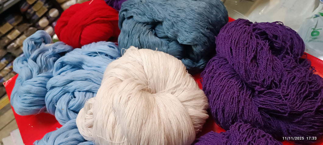 Offerta di un lotto di matasse con qualche filo spezzato da dipanare con pazienza. Puro cotone grigio, pura lana, nodino viola, utilizzabile per tanti lavoretti. 1,8 kg.