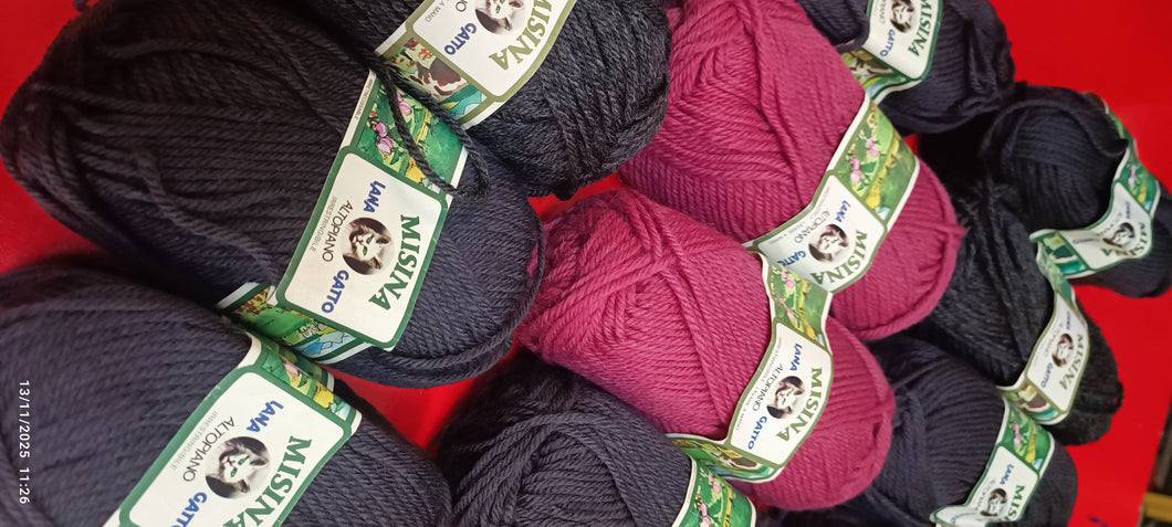 lana Gatto Misina Altopiano in mix di gPurarigi e rosa( 10 gomitoli grigio, 2 grigio melange e due rosa acceso). 650 g.