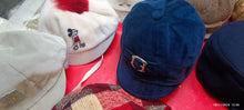 Carica l&#39;immagine nel visualizzatore di Gallery, Stock di 50 cappellini vintage bimbo e bimba, 5kg.
