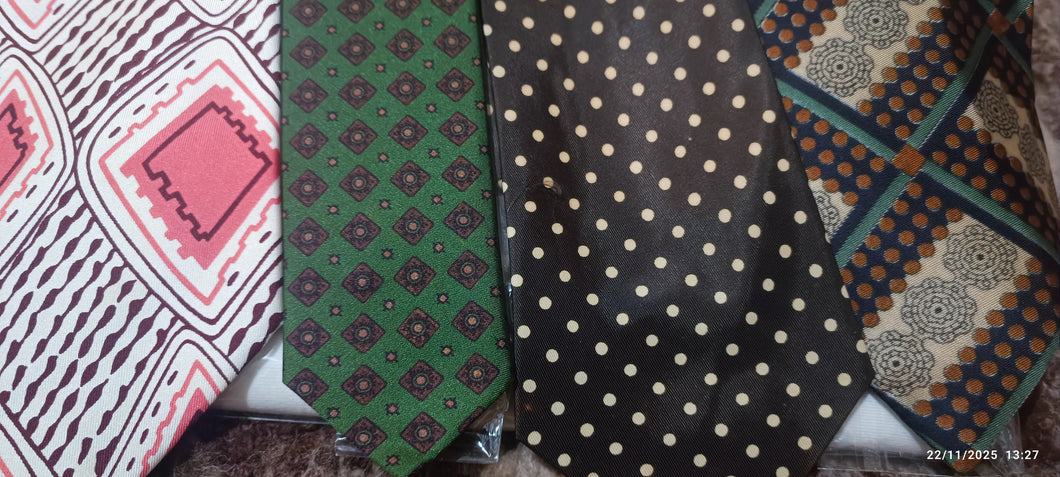 Quattro cravatte vintage di gran classe. 200g.