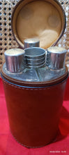 Carica l'immagine nel visualizzatore di Gallery, Vintage anni sessanta. Set da viaggio in cuoio composto da tre flaconi per liquore e da quattro bicchierini. 1,3 kg.
