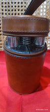 Carica l'immagine nel visualizzatore di Gallery, Vintage anni sessanta. Set da viaggio in cuoio composto da tre flaconi per liquore e da quattro bicchierini. 1,3 kg.
