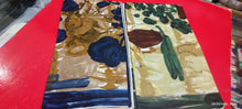 Carica l'immagine nel visualizzatore di Gallery, Due foulard vintage di seta, cm 72 x 72. Una fantasia sul verde e una sul blu. 350g.
