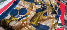 Carica l'immagine nel visualizzatore di Gallery, Due foulard vintage di seta, cm 72 x 72. Una fantasia sul verde e una sul blu. 350g.
