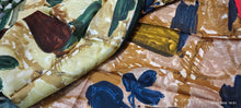 Carica l'immagine nel visualizzatore di Gallery, Due foulard vintage di seta, cm 72 x 72. Una fantasia sul verde e una sul blu. 350g.
