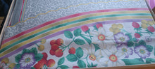 Carica l'immagine nel visualizzatore di Gallery, Tovaglia vintage in puro cotone, fantasia floreale, rotonda, 180 x 180 otto tovaglioli. 700g.
