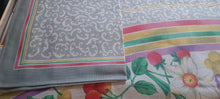 Carica l'immagine nel visualizzatore di Gallery, Tovaglia vintage in puro cotone, fantasia floreale, rotonda, 180 x 180 otto tovaglioli. 700g.
