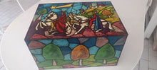 Carica l'immagine nel visualizzatore di Gallery, Scatola di latta vintage, cm. 26 x 37 X20 di altezza. A tema natalizio della Motta. Il coperchio è predisposto per essere appeso al muro. 1,4 kg.
