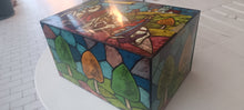 Carica l'immagine nel visualizzatore di Gallery, Scatola di latta vintage, cm. 26 x 37 X20 di altezza. A tema natalizio della Motta. Il coperchio è predisposto per essere appeso al muro. 1,4 kg.
