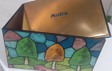 Carica l'immagine nel visualizzatore di Gallery, Scatola di latta vintage, cm. 26 x 37 X20 di altezza. A tema natalizio della Motta. Il coperchio è predisposto per essere appeso al muro. 1,4 kg.
