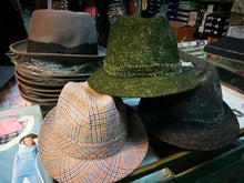 Carica l&#39;immagine nel visualizzatore di Gallery, Stock di 50 cappelli vintage, gran parte Barbisio, taglie assortite, 7kg.
