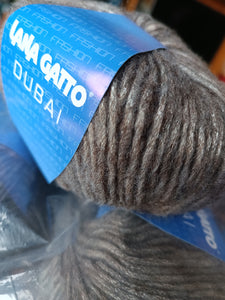Grigio e argento lurex per un filato moda Dubai Gatto. Misto lana. 500g.