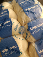 Carica l&#39;immagine nel visualizzatore di Gallery, Soriano Lana Gatto, misto lana(70%) in gomitoli, confezione da 500g.
