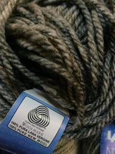 Carica l&#39;immagine nel visualizzatore di Gallery, Filato moda fantasia Nuovo Irlanda Gatto, pura lana vergine. 500g.
