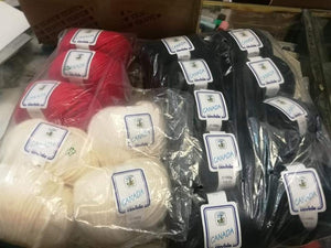 Misto lana Canada Cervinia in mix and match di colori, bianco(4), rosso(3) e nero(9). 1,6kg.